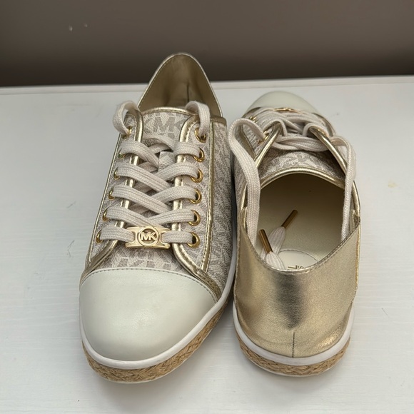 A white and gold Michael Kors cute tennis shoe. Size: 6 - Picture 1 of 2
